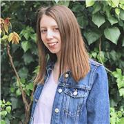 Técnica de Anatomía Patológica y estudiante de enfermería imparte clases a chicos y chicas de hasta 2o de Bachillerato